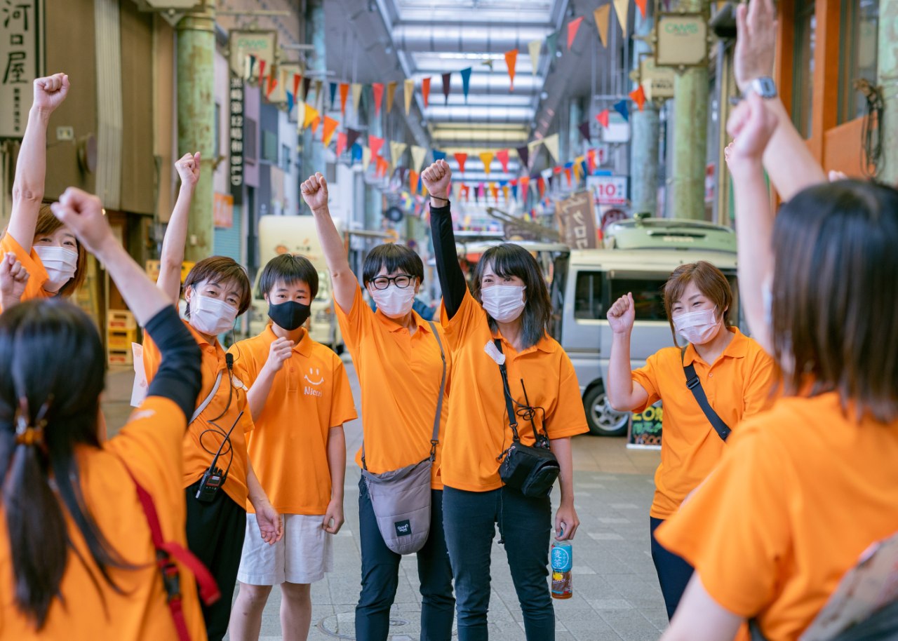 にこりのスタッフたちが気合いを入れている様子