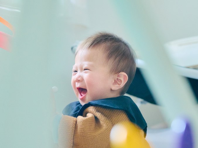 子供が笑顔で楽しく過ごしている様子
