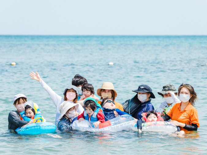 海に入って楽しんでいるこどもとにこりのスタッフたち
