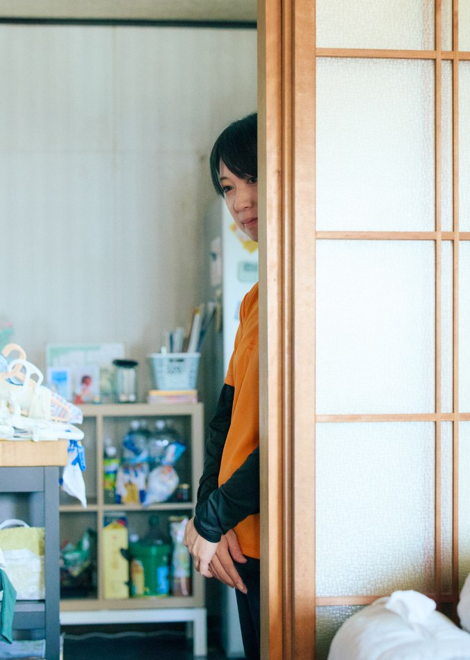 理事長がこどもを遠くから見守っている様子