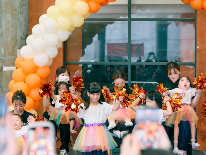 ステージで踊るこどもたち