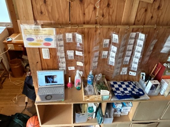 屋内, テーブル, 座る, 椅子 が含まれている画像</p>
<p>自動的に生成された説明