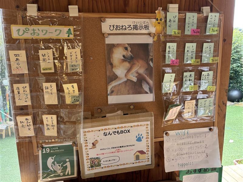 机の上にある数種類のパンフレット 
低い精度で自動的に生成された説明