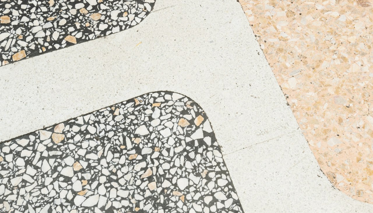 ホワイエ床「テラゾー」