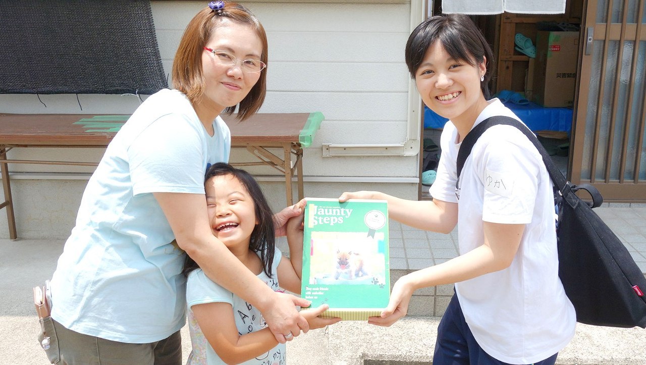 写真の返却会にて（持ち主は左／倉敷市真備町・平成30年7月豪雨）