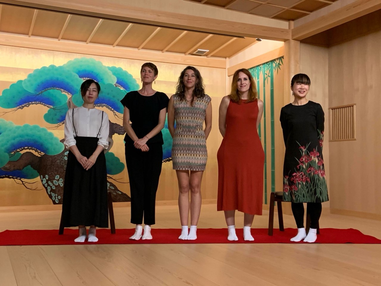 天井, 屋内, 立つ, 敷物 が含まれている画像 
自動的に生成された説明