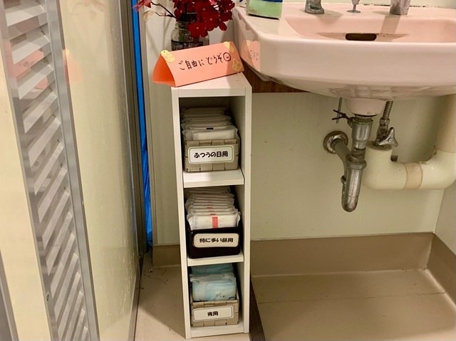 女子トイレ内にアメニティボックスを設置して生理用品を無料で提供しています(生理用品無償提供活動)