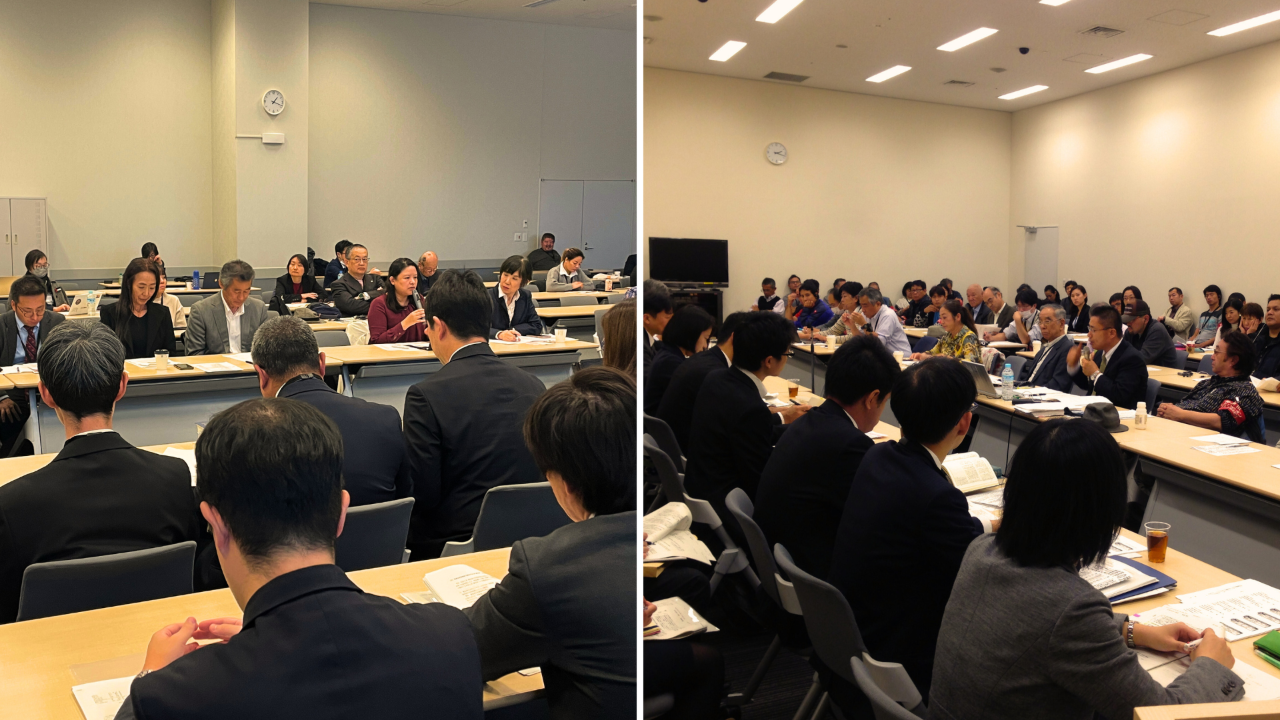 省庁との定期交渉の現場を伝える2枚の写真。 左側は、移住連のメンバーがマイクを握り、正面に並ぶ省庁の担当者たちに向けて、現場の課題を真剣な表情で訴えている場面。 右側は会場全体の様子で、多くの支援者や当事者が席を埋め尽くし、資料を広げながら交渉に参加している熱気が伝わります。