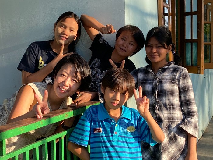 那須田（左下）と子どもたち