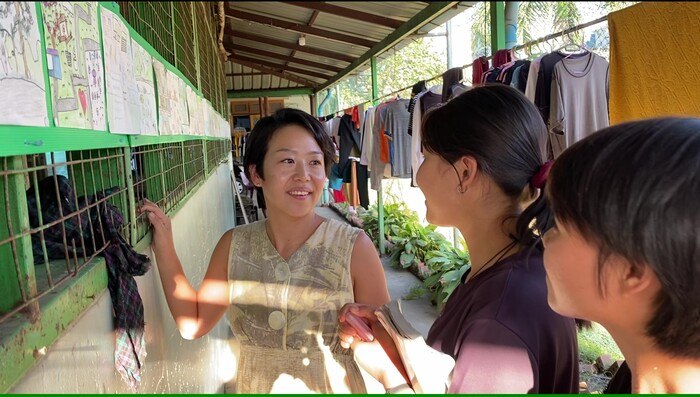 那須田（左）と談笑する子どもたち