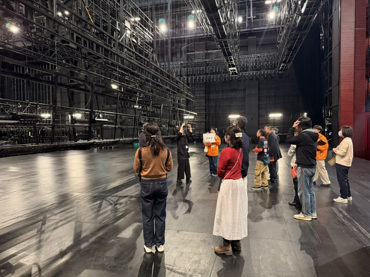 舞台専門用語を書いた紙を掲げるスタッフ