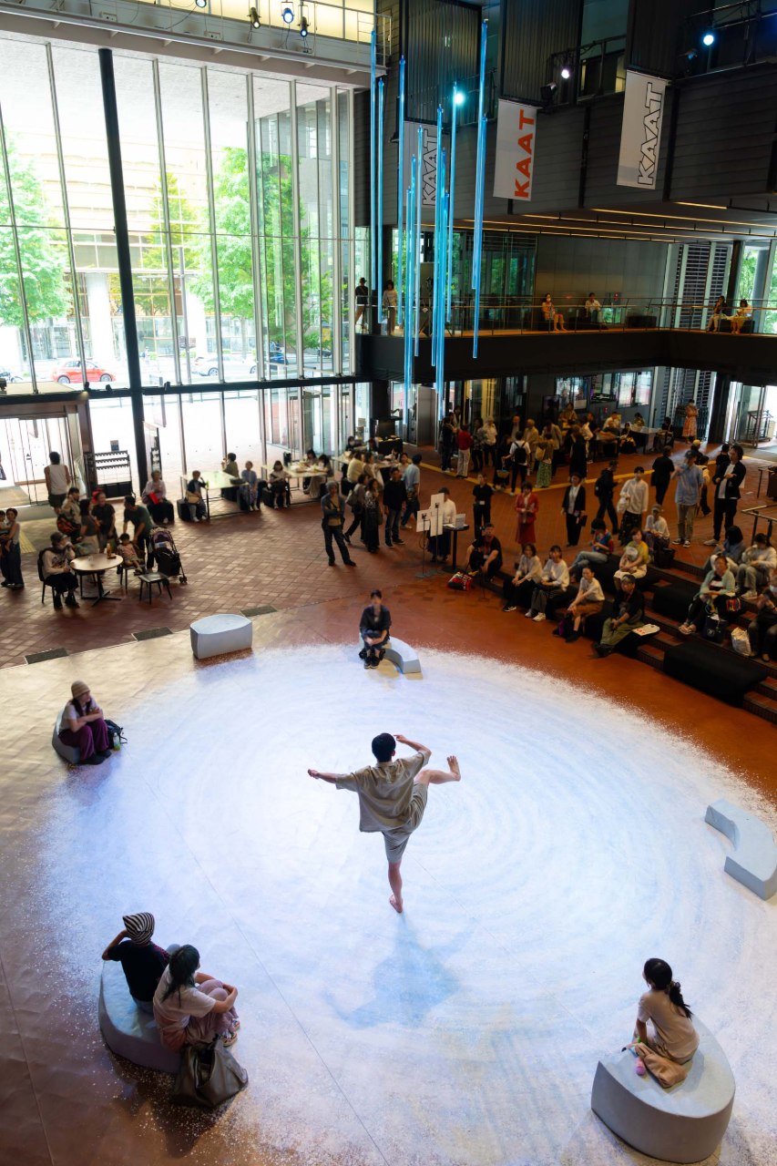 <KAATアトリウムプロジェクト>パフォーマンス 岡本優(撮影:木村雅章)