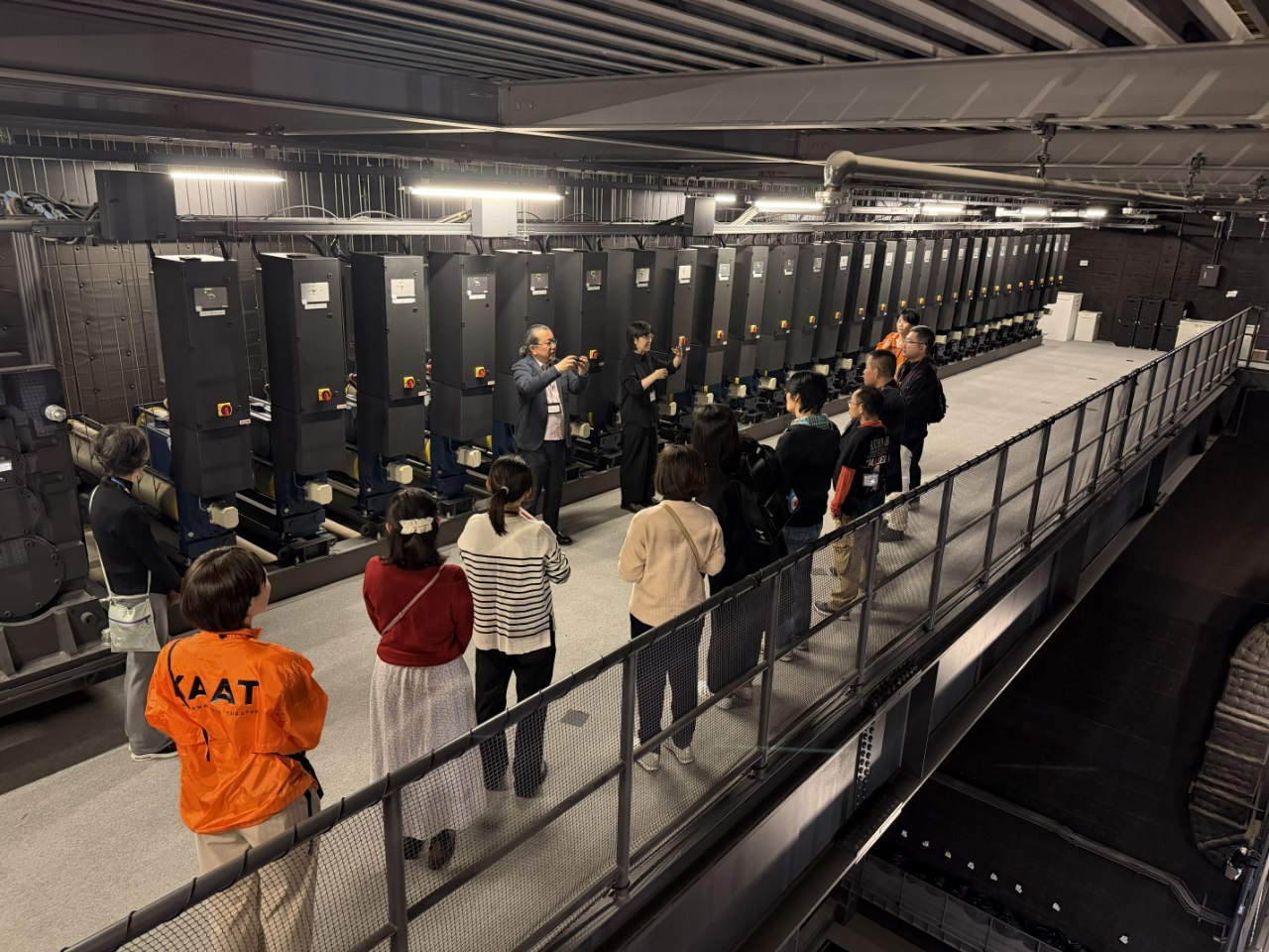 手話通訳を交えた解説