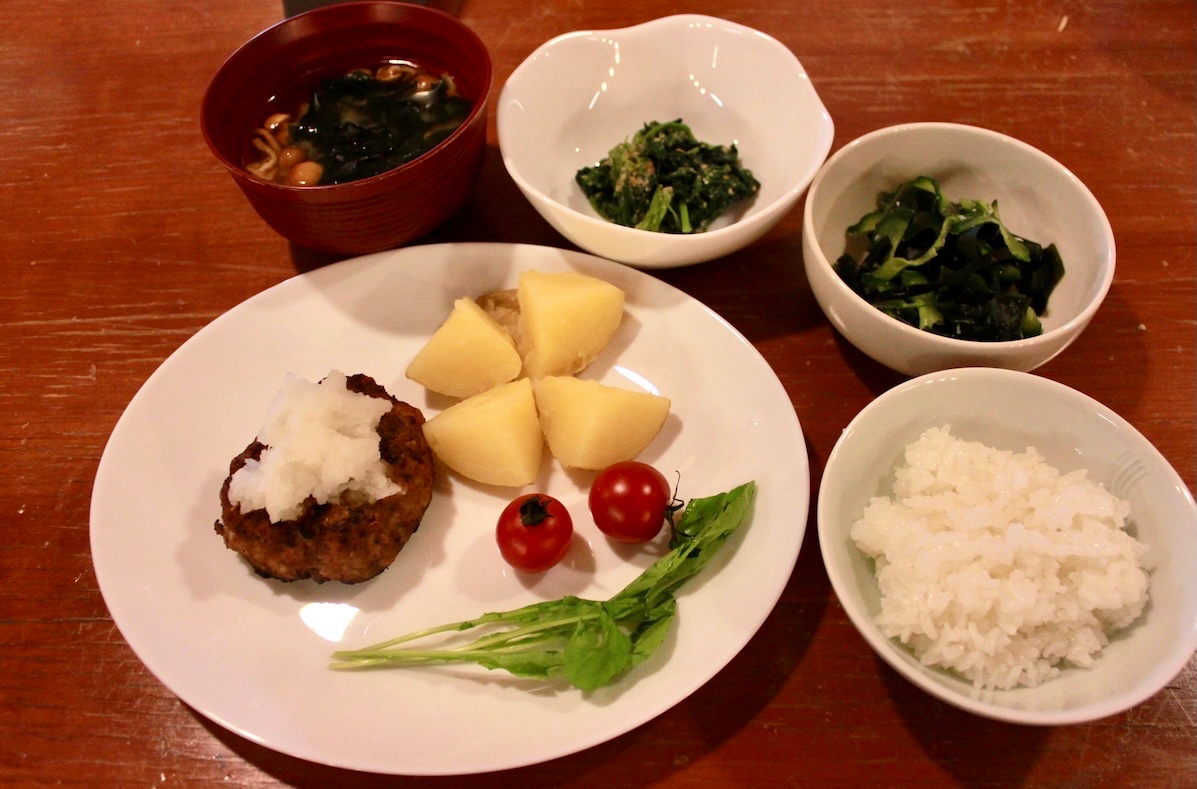 付き添い家族に提供した最初の食事はハンバーグだった