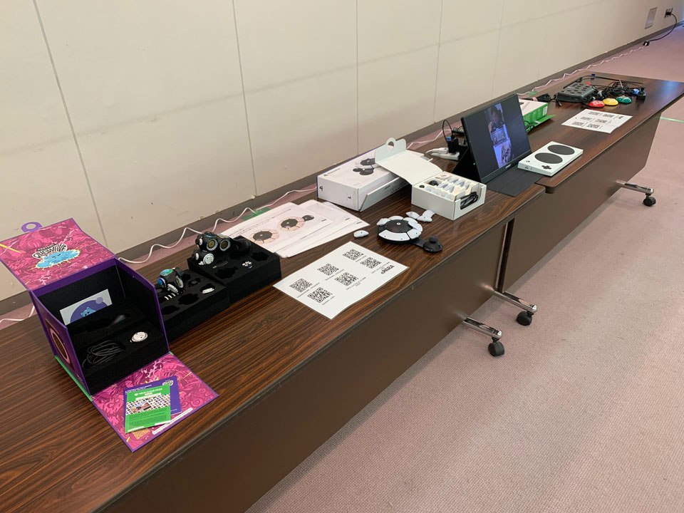 小児診療他職種学会にてアクセシビリティデバイスを展示している写真
